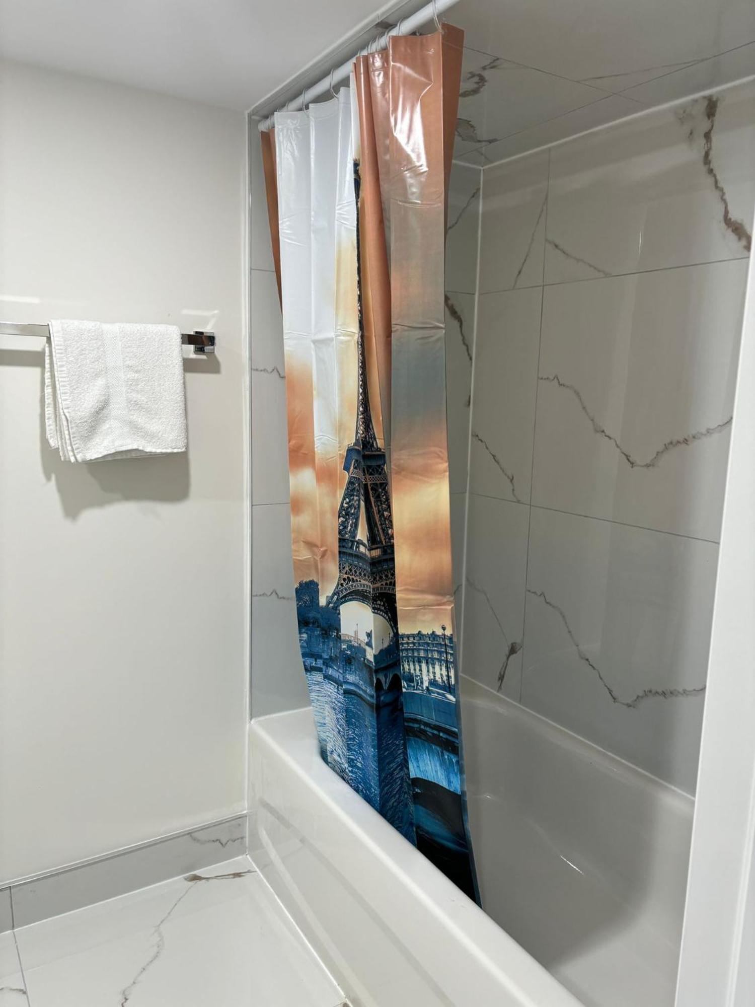 Bright Queen Room Close To Sheridan College And Airport Brampton Kültér fotó